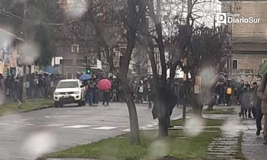Evacuaron el Liceo Comercial de Osorno por aviso de bomba